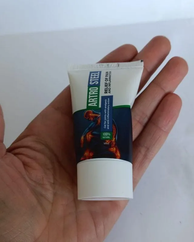 Tube Artrosteel – Gel für die Gelenke auf der offenen Handfläche