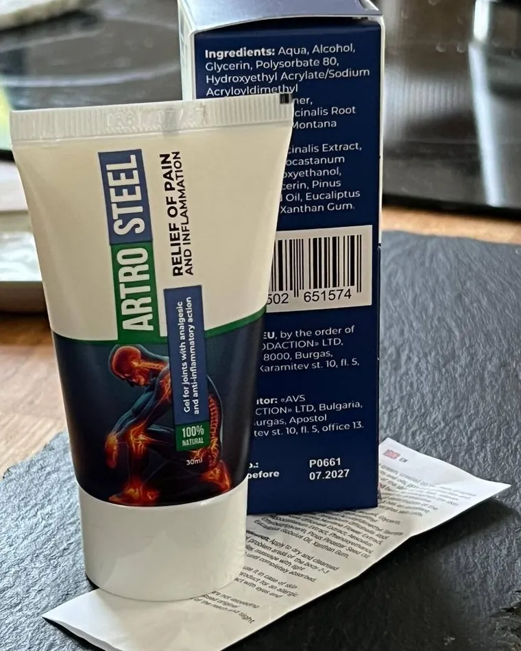 Tube Artrosteel vor der Faltschachtel mit Inhaltsstoffliste auf einer Schieferplatte