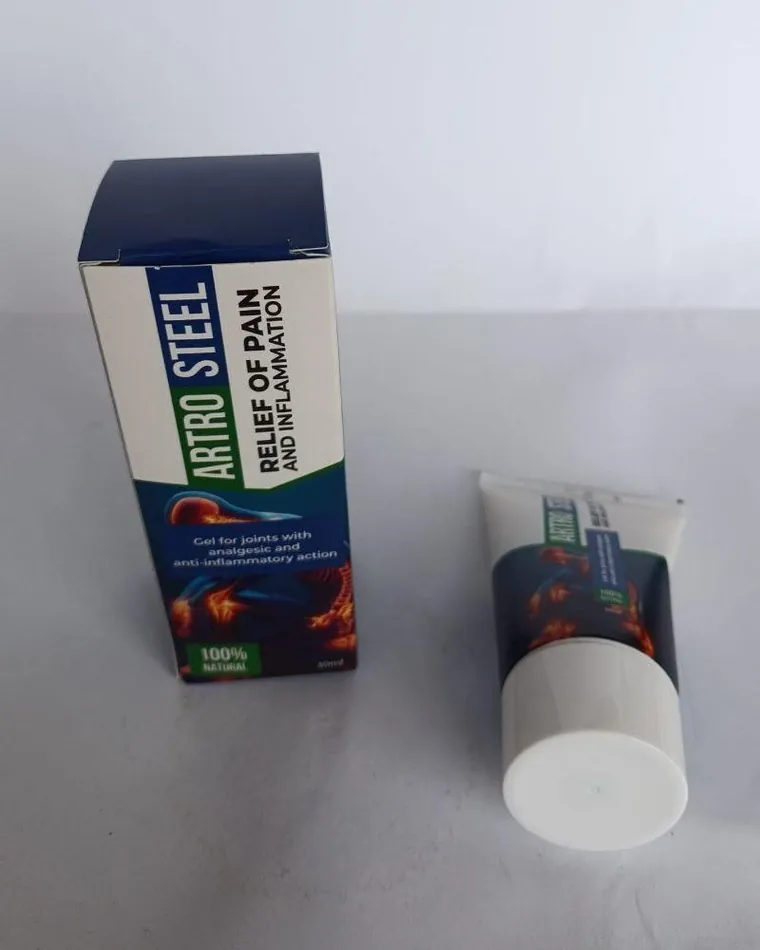 Faltschachtel und Tube Artrosteel – Gel für die Gelenke auf einem hellen Tisch